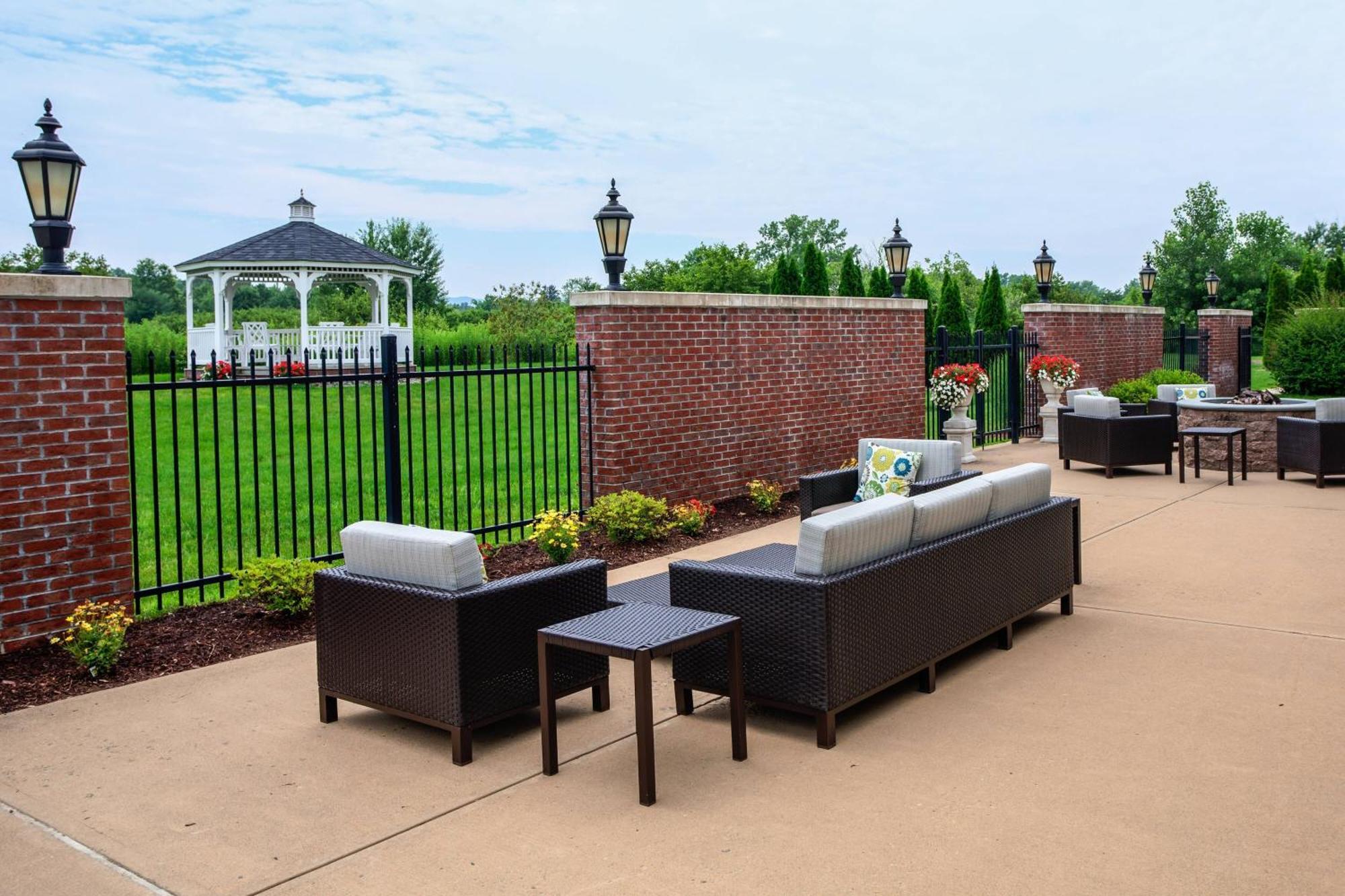 Courtyard Hadley Amherst Екстериор снимка